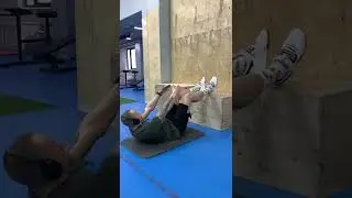 Скручивания с ногами на скамье