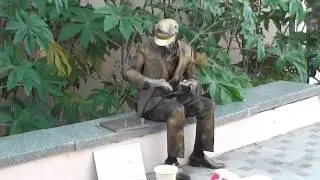Типа живая статуя Остапа Бендера