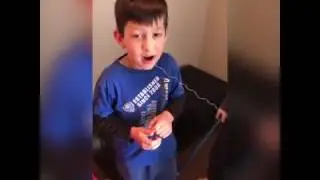 Questo bambino ha paura di togliersi il dentino,ma c'è un rimedio!