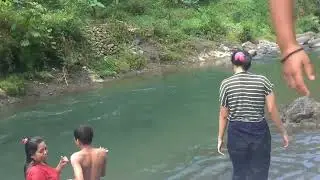 Keseruan mandi disungai Cipatra bareng keluarga