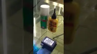 Клеем пятак для зеркал заднего вида на стекло