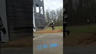 Подъем по штурмовой лестнице в окно второго этажа. Пожарные