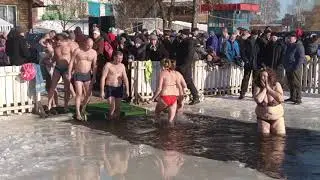 Оля купается в проруби