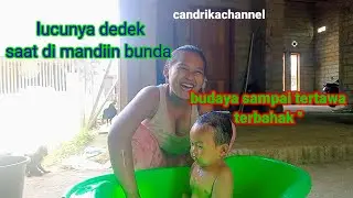Dedek mandi sama bunda