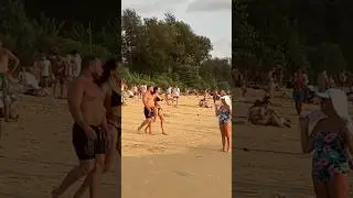 Девка шо манекен! Откуда такие бидоны? Весь пляж на нее смотрит 