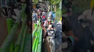 PANJANGNYA ANTREAN PENGENDARA SEPEDA MOTOR SAAT AKAN MELINTAS DI JEMBATAN GANTUNG RANCAMANYAR
