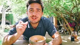 Comiendo en Misterioso Restaurante en Oaxaca