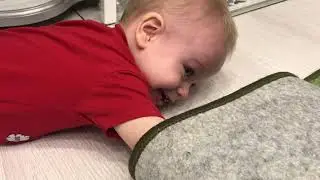 Малыш Саша и очень забавный КОТЕНОК