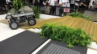 スズキの「電動モビリティベースユニット」の走行デモ。段差のある坂道に対応できるなど悪路走破性が高い