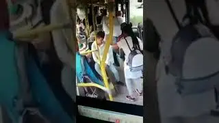 Видео нападения мужчины с ножом на пассажира автобуса в Новосибирске   ЯПлакалъ