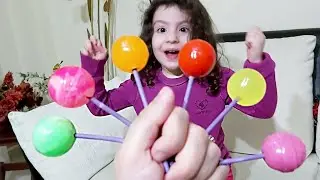 Annesi Esmanura Renkli Toplardan Lolipop Şakası Yaptı