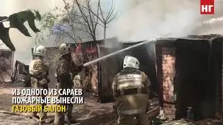 Сараи горят во дворе жилого дома в Костанае