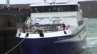 Accostage difficile à Ouessant wmv   YouTube