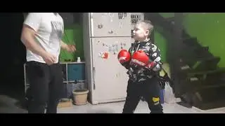 Разбил нос !!! Боксирует