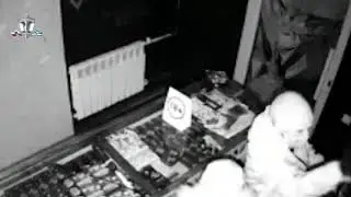 Две девушки ломают дверь магазина