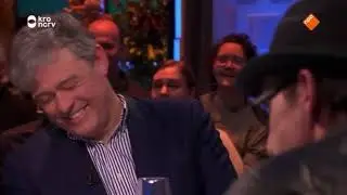 Jules Deelder eet Uierboord / koeientiet bij Jinek