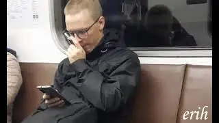 Кушает козявки