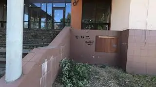 Заброшенка в центре Дмитрова. Большое здание то ли суд, то ли мигрантская служба, уже и не помним