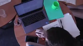 Стоят столы