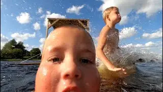 Плаваем на доме на воде и ныряем в воду! Умный Вася