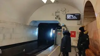 Москва 2018 прибывает на станцию Кузнецкий мост