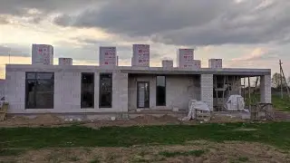 Стройка. Дом плоская крыша, панорамные окна...