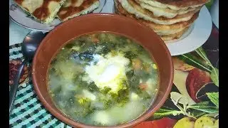 Зеленый борщ / Плацинды с творогом и зеленью.