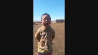 Монгольский мальчишка поет