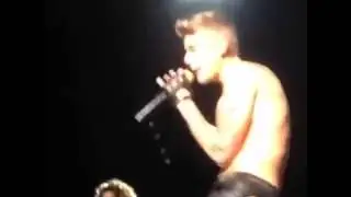 Justin Bieber é atingido por garrafa em show de São Paulo