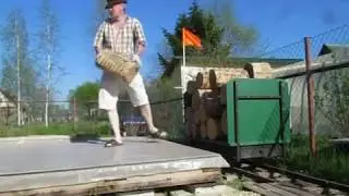 Перевозим дрова дачной железной дорогой.