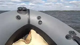 лодка  x-river 320 grace ,  в волну больше метра, при встречном ветре и без брызг!