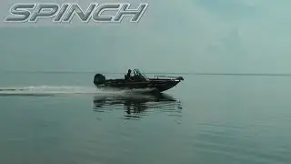 Александр впервые за рулем этой лодки