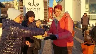 Алена угощает одесситов тортом на Ланжероне