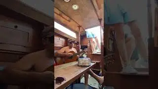 Изгиб гитары жёлтой на яхте ❤