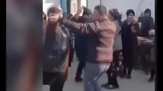 Yigitmi bu kuyikmi bu , kutini qimmilatib uynadi