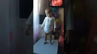 Тима танцует на столике