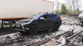 паджеро # вытаскивает уаз фермер#mitsubishi...грязь))))бездорожье