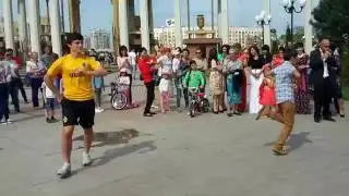 Зажигательный танец на свадьбе в парке.  Incendiary dance at the wedding in park