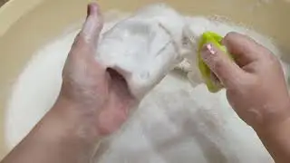 Стираем и красим кроссовки. Видео на любителя.