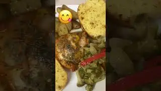 Small 🥔potatoes Roasted 🍗Chicken butter 🥦w/red bell pepper 🫑 onion 🧅 butter, garlic toast ￼
