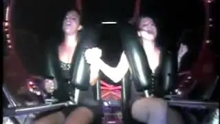 Girls with Slingshot Orgasm / Orgasmus auf Kirmesschleuder