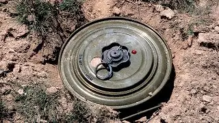 Отряд МЧС Донецк на разминировании снарядов