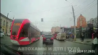 В Туле пешеходы «пошли на штурм» трамвая