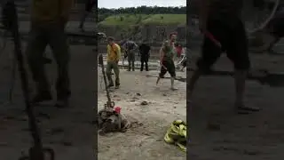 У Запоріжжі на обмілілих берегах Дніпра знайшли човен з цільного стовбура дуба .
