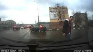Хорошие тормоза на мерсе.