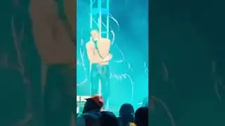 Lil Baby’s chain breaks while performing. #LilBaby #Shorts
