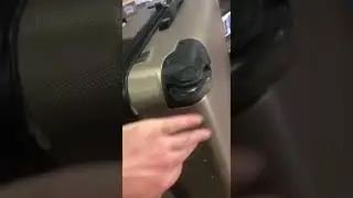 Пластикова валіза на два колеса теж існує))