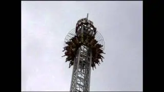 Kermis attractie eindigt in boom
