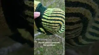 Носочки двусторонним жаккардом. Лицевая и изнаночная стороны - зеркальное отражение друг друга.