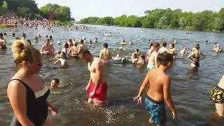 Вот это да Это море или озеро толпы ныряльщиков. Jeziorko Czerniakowskie